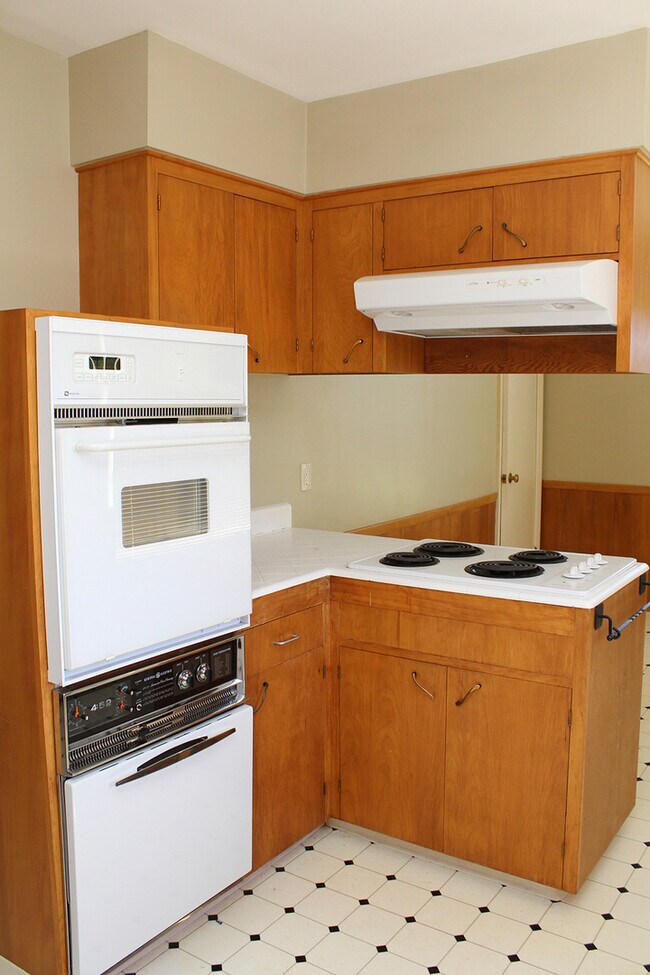 Building Photo - 8025-8027 SW Northvale Wy