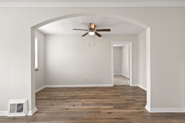 Building Photo - 1930 Stevens Ave