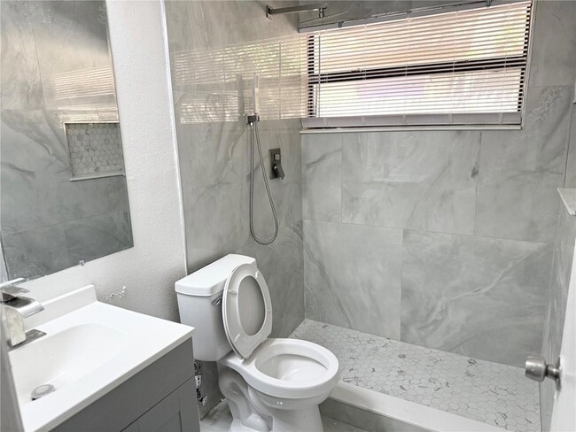 Building Photo - 3402 Bretwood Dr