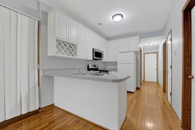 Building Photo - 1339 N Greenview Ave
