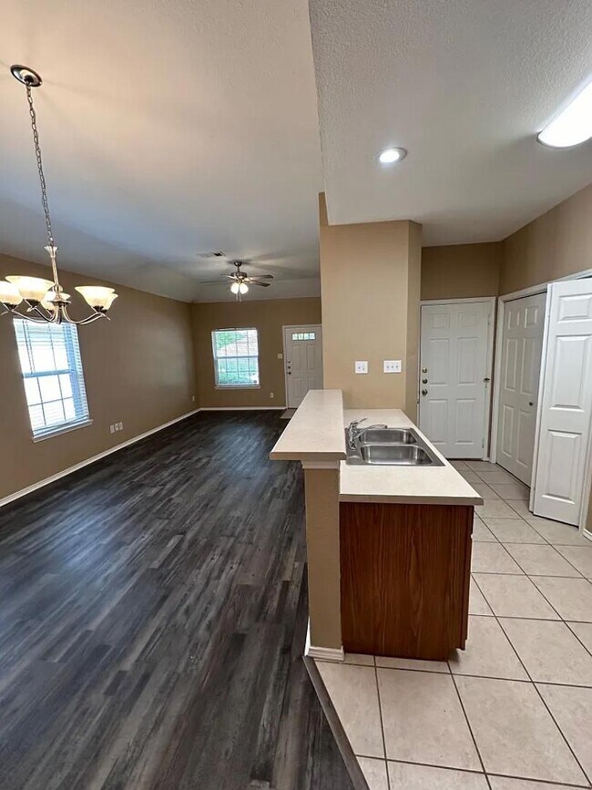 Building Photo - 990 Sierra Vista Ct