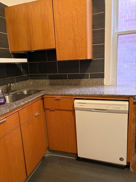 Kitchen - 1435 W Melrose St