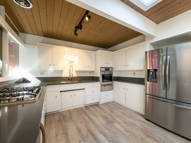 Building Photo - 1404 Oak Grove Dr