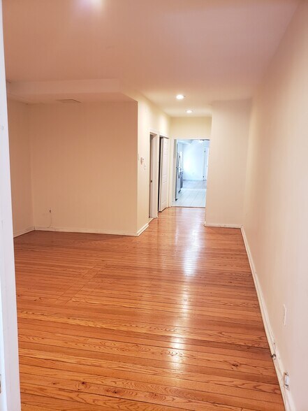 Building Photo - 319 Market St