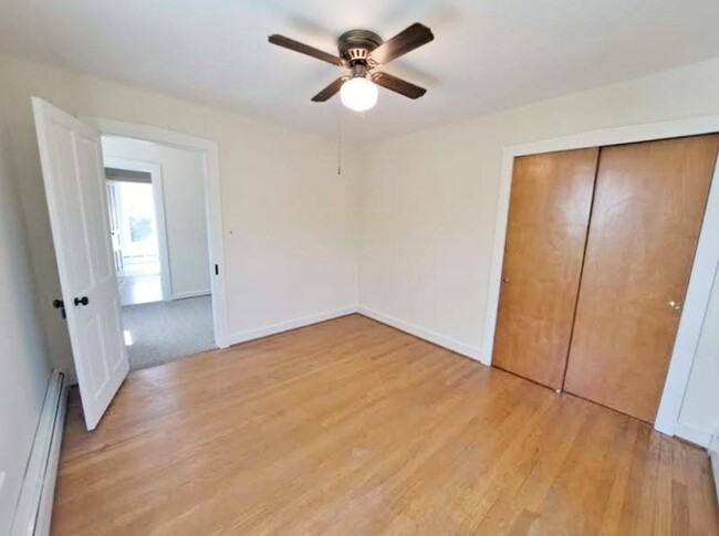 Building Photo - 3 Bed / 1-1/2 Bath Single Family w/2 Car G...