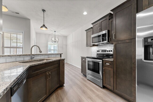 Building Photo - NEW LUXURY 3 BED 2 BATH 2 CAR GARAGE DUPLEX