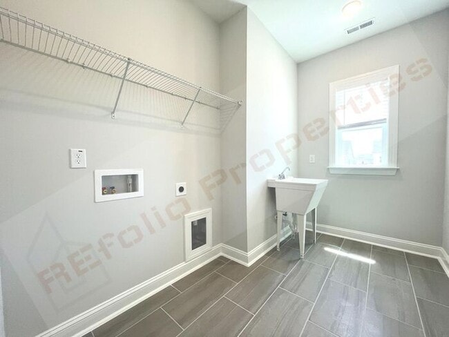 Building Photo - Gorgeous 4 Bedroom 3 Bath Home with Fiber ...