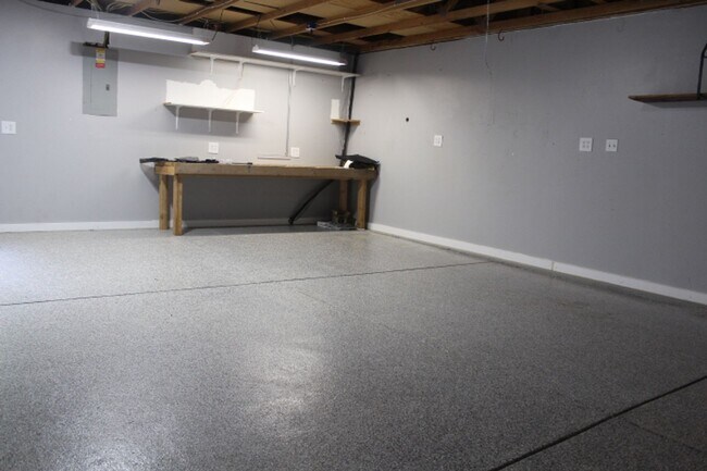 Building Photo - Columbine Hills - 3 BR/2 1/2 BA Home!