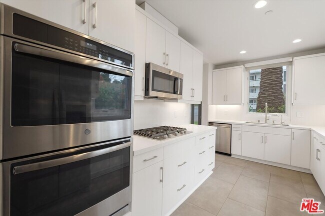 Building Photo - 1032 3rd St