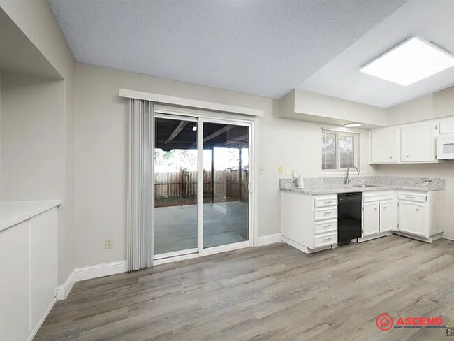 Building Photo - Cozy 3 Bedroom Home at White Ln. & Stine rd.