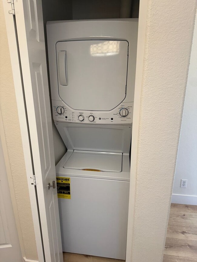 Building Photo - Available NOW! Updated 1 Bedroom 1 Bath Condo for Rent in Jefferson Park