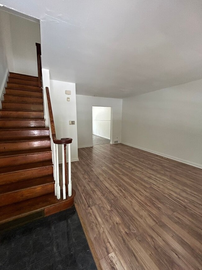 Building Photo - Nice and quiet Town House with garage and ...