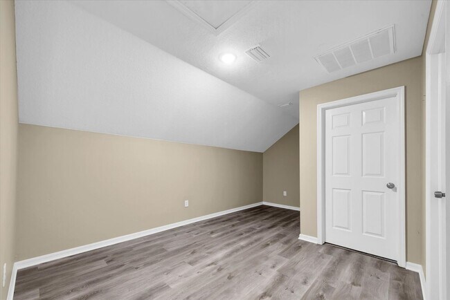 Building Photo - Updated 4BR with Bonus Room in Riverview!