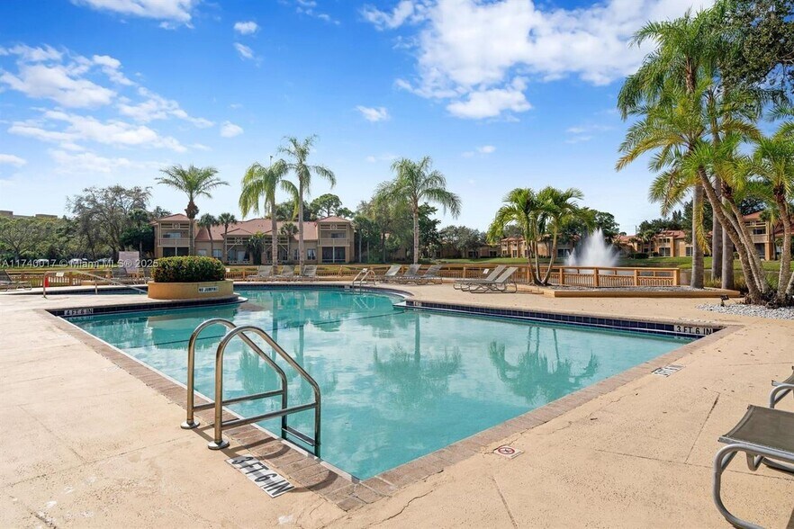 Primary Photo - 4871 Via Palm Lakes Via