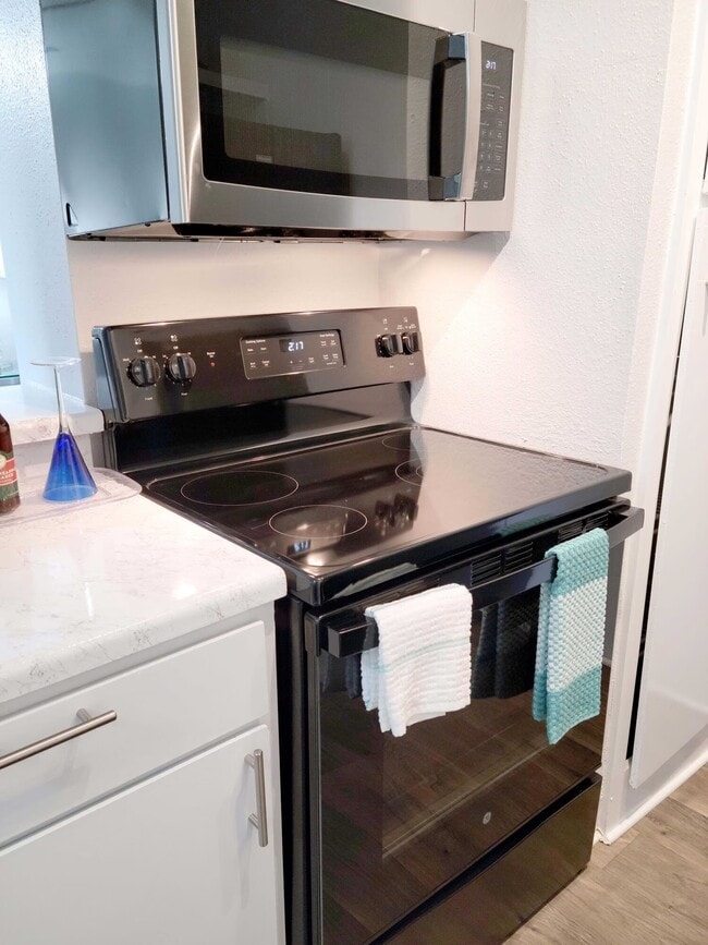Building Photo - Luxury Features + 6 Weeks Free Rent | Don’...