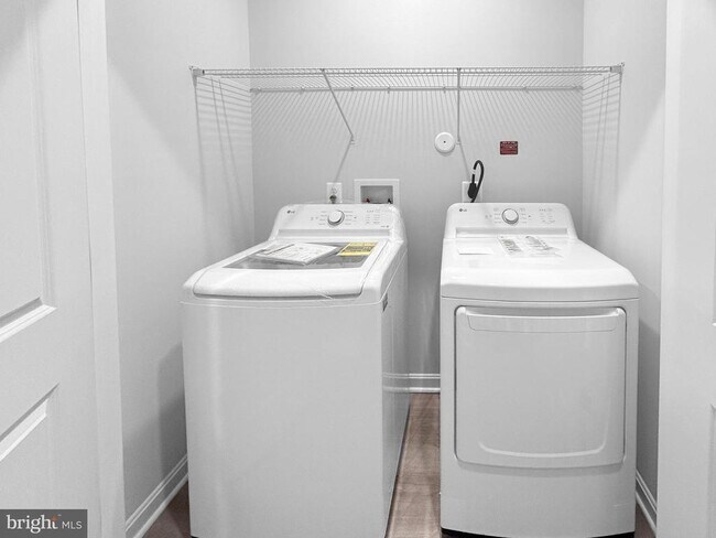 Building Photo - 2571 Hopton Ln