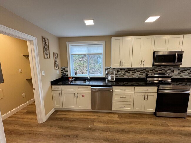 Building Photo - FIRST MONTH OF RENT FREE!!!!!!