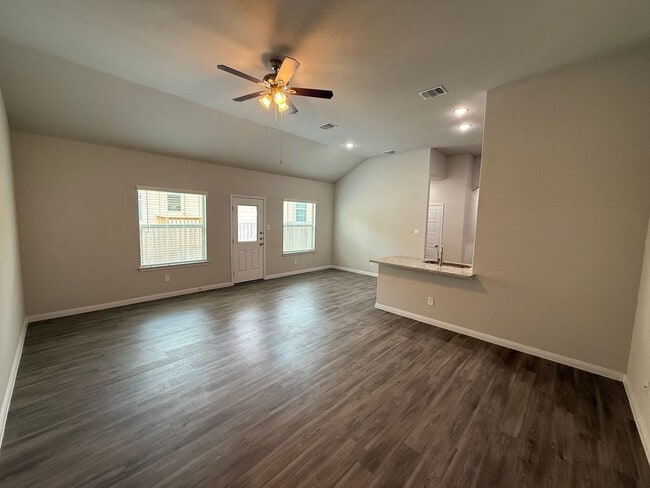 Building Photo - 3bd 2ba Prime Location