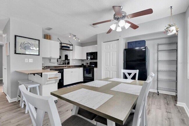 Building Photo - 102 Pompano Dr SE