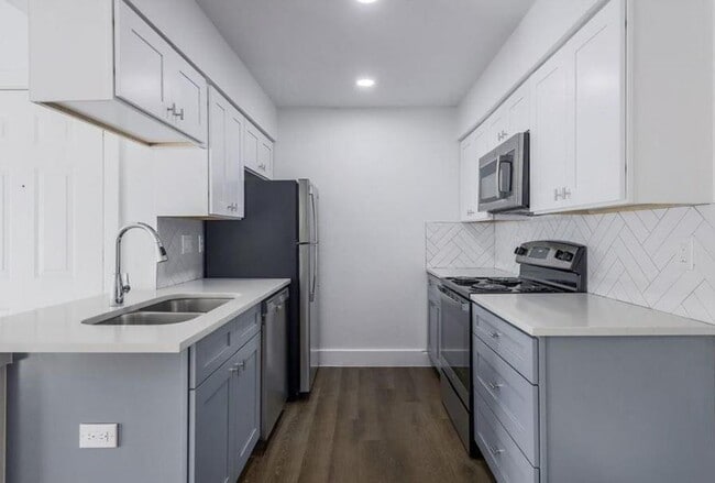 Building Photo - 114 E 31st St