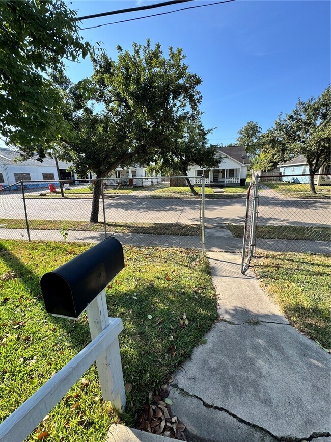 Building Photo - 4603 Canal St