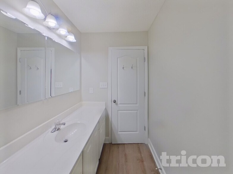 Building Photo - 111 Beaverbrook Ln