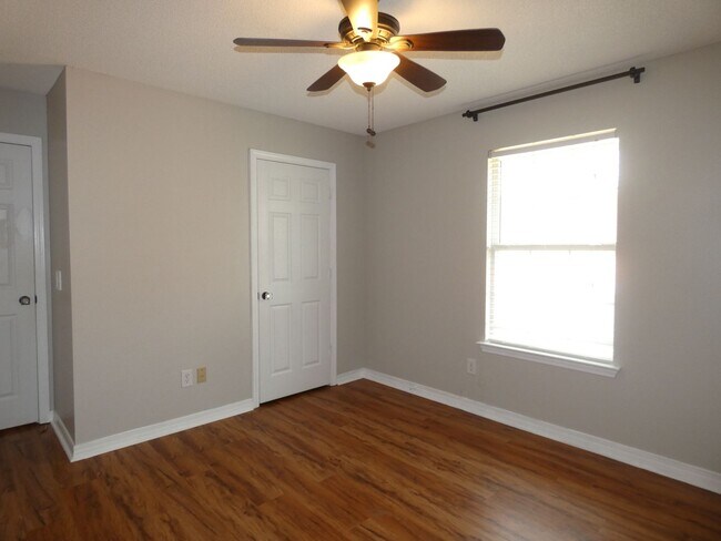 Building Photo - Charming Brick Home - Stonebrook