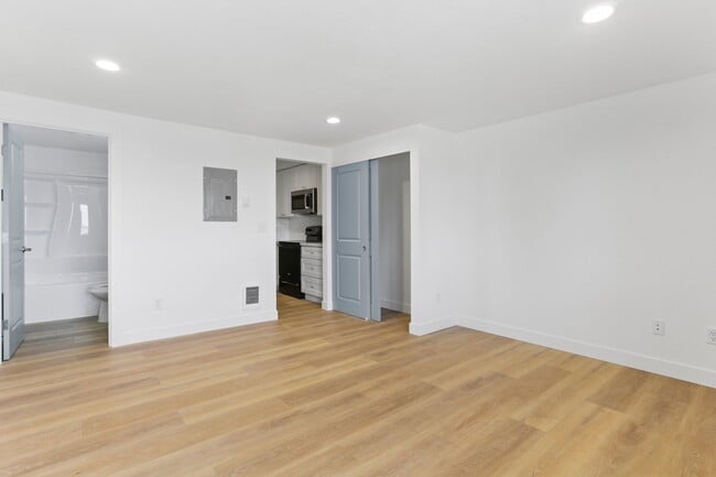 Building Photo - Newly Renovated Studio Available Now!