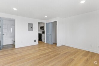 Building Photo - Cozy Studio Apartment -Available Mid-August