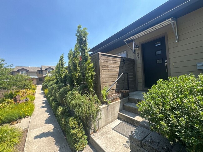 Primary Photo - Beautiful 3bd/2bath home