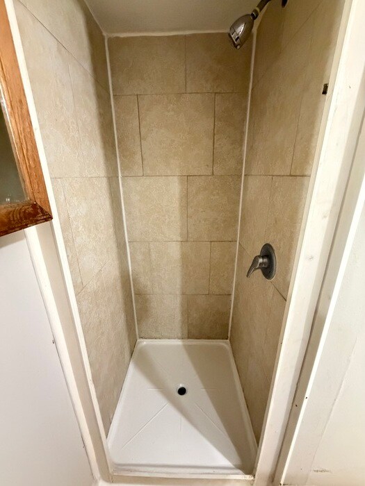 Building Photo - 3/2 Orlando Home Large Back Yard Immediate Move In!
