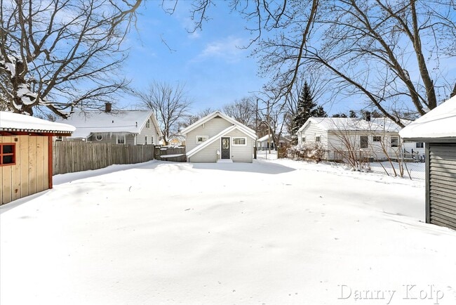 Building Photo - GORGEOUS STUNNING 1 Bed single family home!