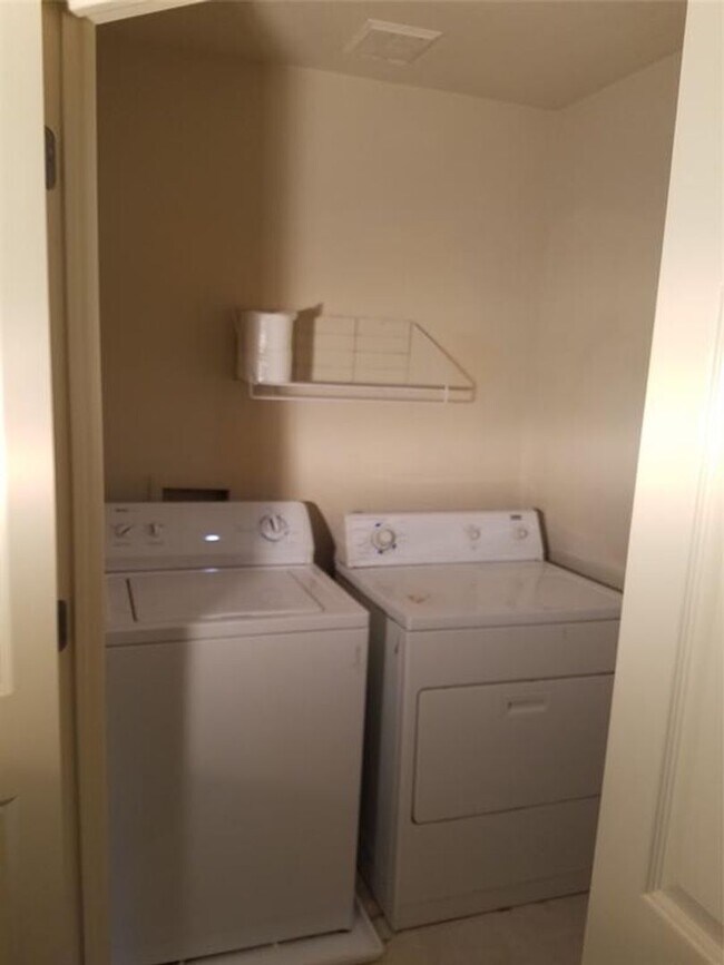 Building Photo - 4 bedroom 3 bath in the heart of North Campus