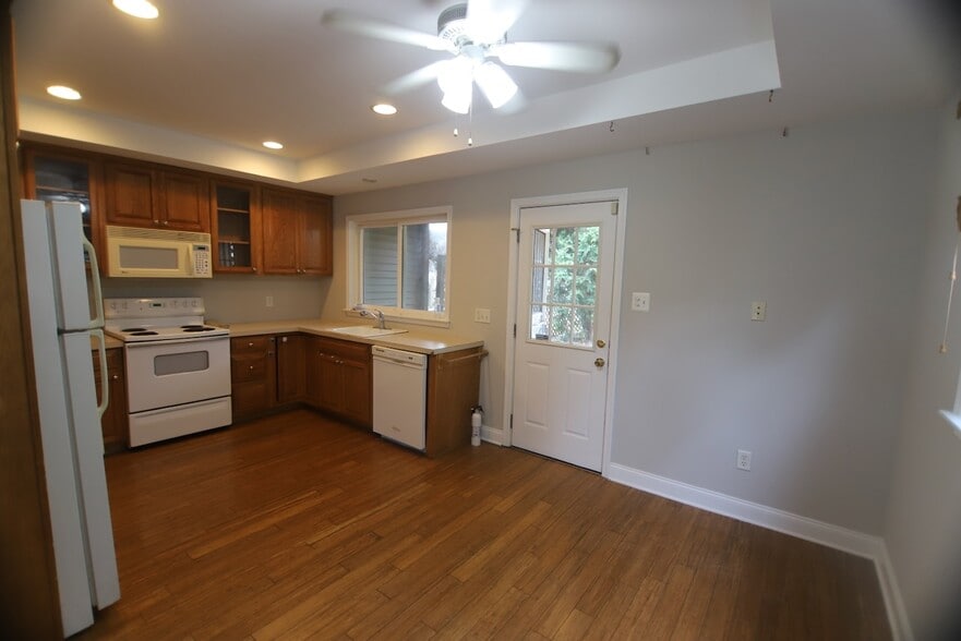 Kitchen - 309 E 6th Ave