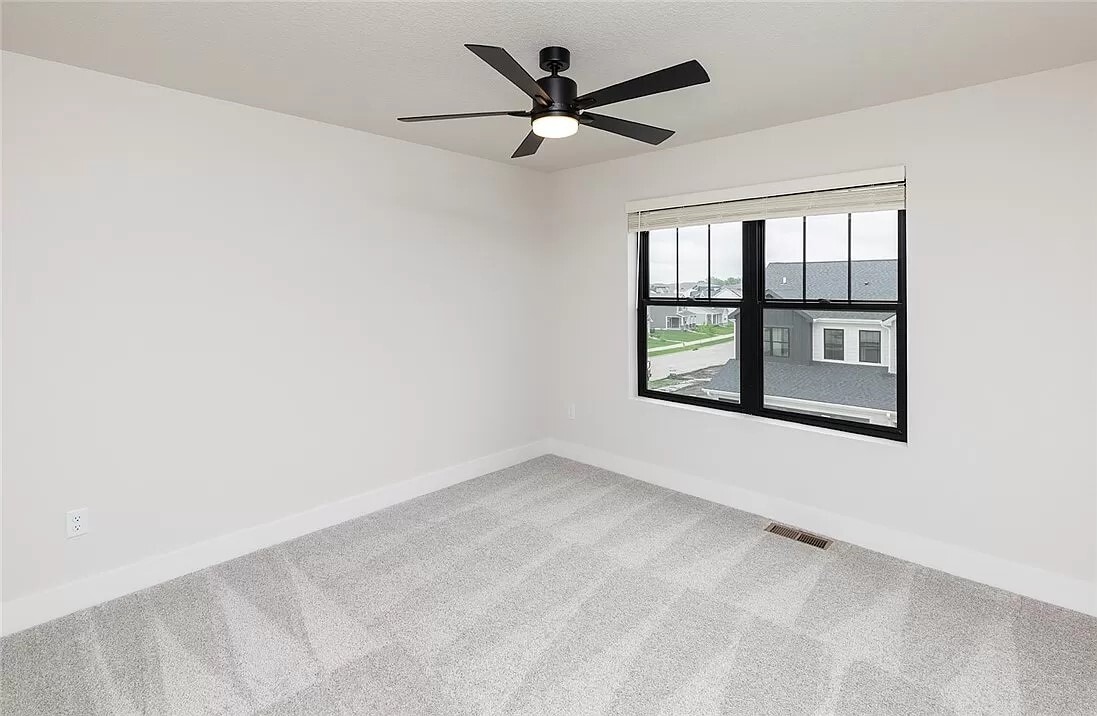 Building Photo - 2833 SW Prairie Trail Pky