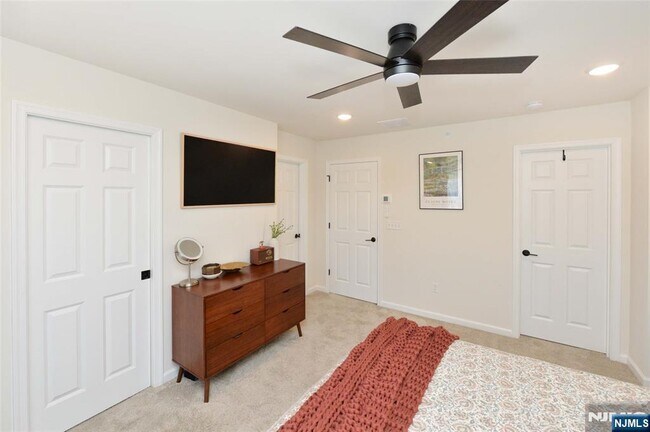 Building Photo - 60 Litchfield Ln