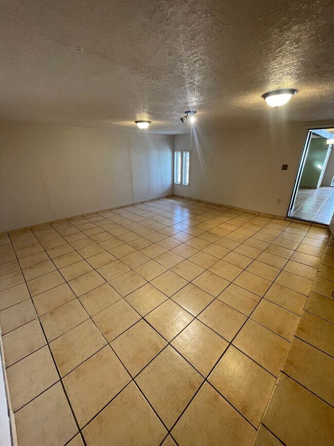 Building Photo - Beautifully Updated 3 Bedroom/2 Bathroom H...