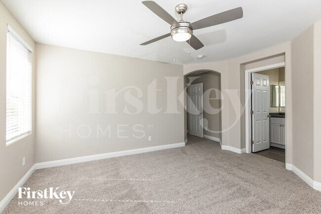 Building Photo - 934 E Shady Charmer Ave