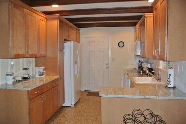 Building Photo - 401 Oakwood Ave