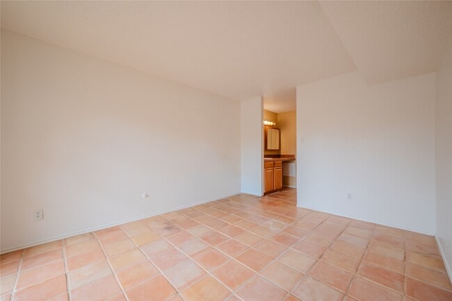 Building Photo - 13034 Leader St