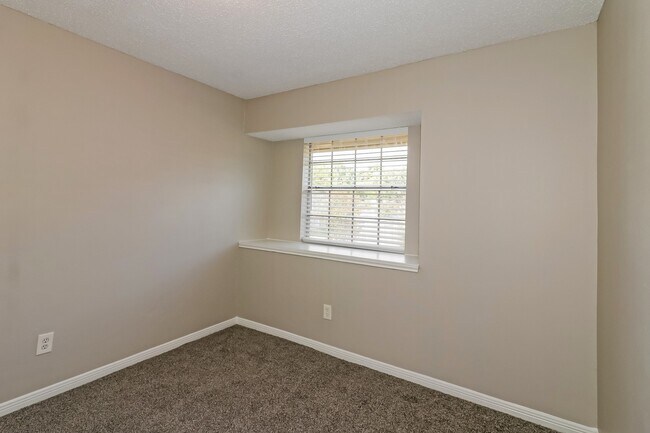 Building Photo - 8454 Lake Crystal Dr