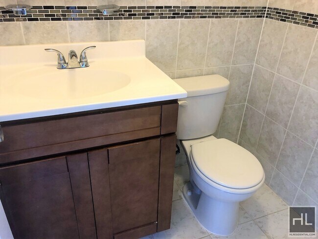 Building Photo - 869 E 95th St