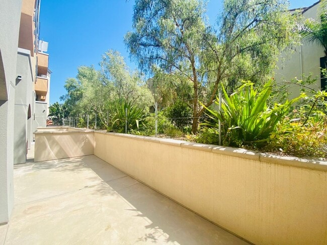 Building Photo - Stylish Coastal Living: Spacious 1BD with Huge Patio + Premium Amenities