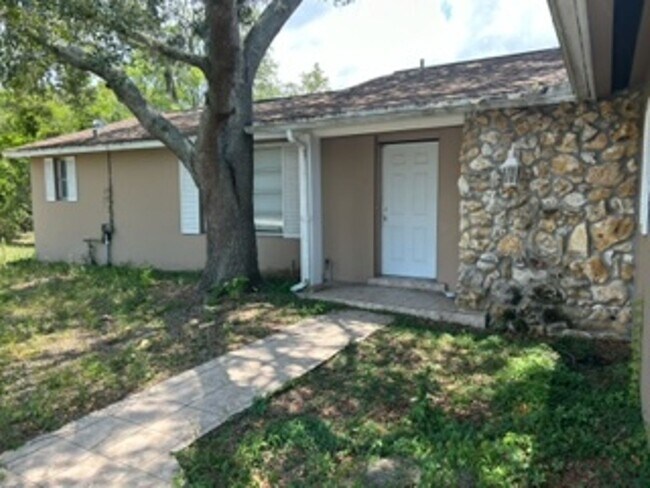 Building Photo - Large  3 bedroom, 2 bath pool home.