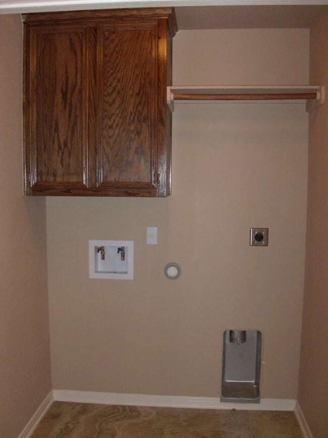 Building Photo - Beautiful 3 bed/2 bath Duplex off of Bunny Trail