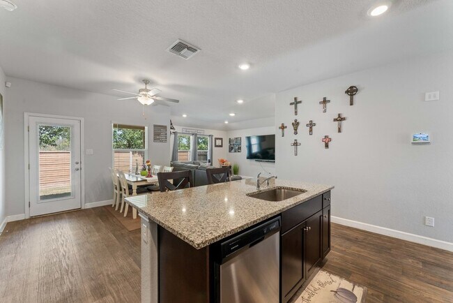 Building Photo - 829 Margay Lp