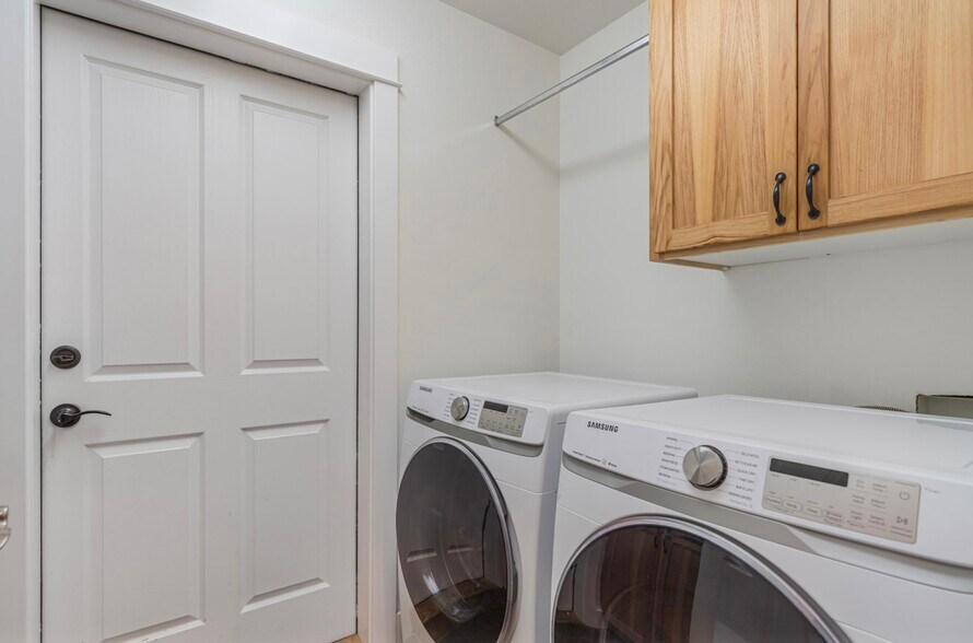 Laundry - 20881 Top Knot Ln