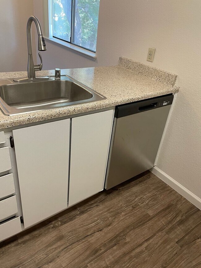 Building Photo - DON'T MISS OUT ON OUR SPECIAL!!