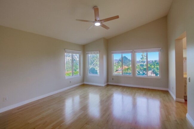 Building Photo - *$250 MOVE-IN DISCOUNT* Light and Bright B...