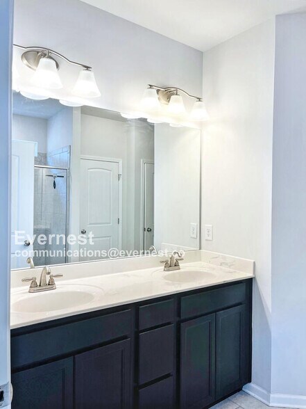 Building Photo - 2217 Silverton Dr